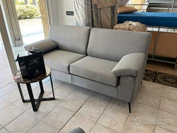 Divano due posti nuovo piede alto ,stretto