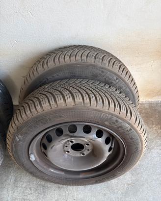 Pneumatici 165/70R14 con cerchio