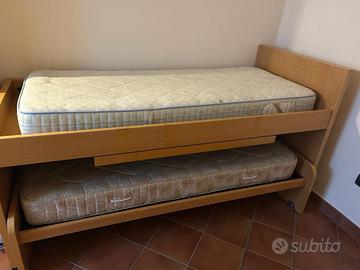 Letto doppio con letto estraibile sottostante