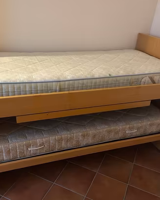 Letto doppio con letto estraibile sottostante