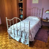 Letto singolo a baldacchino.