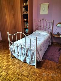 Letto singolo a baldacchino.