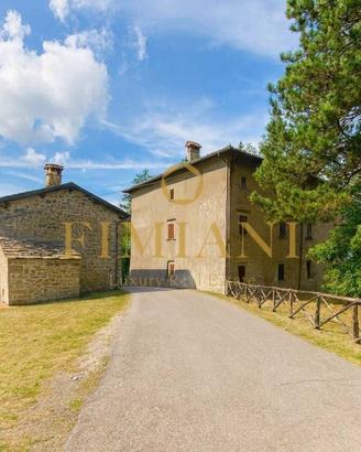 Rustico / Casale di 550 m² con più di 5 locali a S