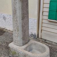 Fontanella da giardino in muratura