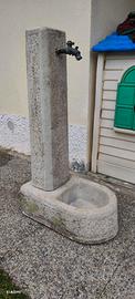Fontanella da giardino in muratura