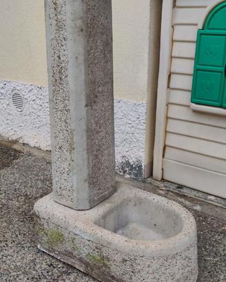 Fontanella da giardino in muratura