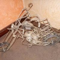 Moto in filo di ferro (Wire art).