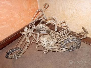 Moto in filo di ferro (Wire art).