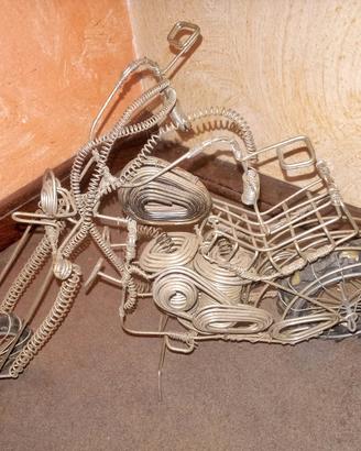 Moto in filo di ferro (Wire art).