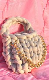 BORSA GRIGIA CON CATENELLA METALLICA COLOR ORO