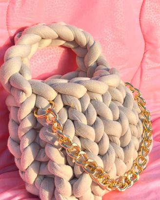 BORSA GRIGIA CON CATENELLA METALLICA COLOR ORO