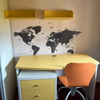 Scrivania, sedia, mobile e scaffali