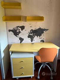 Scrivania, sedia, mobile e scaffali
