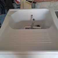 Lavatoio con rubinetto