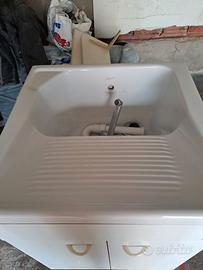 Lavatoio con rubinetto