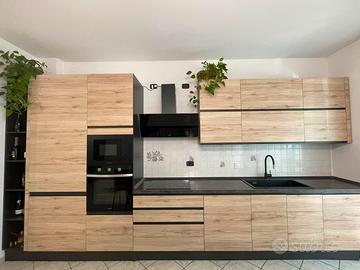 Cucina moderna  lineare con elettrodomestici
