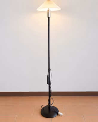 Lampada da terra con paralume bianco