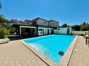Villa esclusiva con piscina in via Segesta