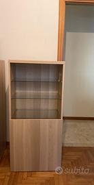 Besta, Ikea. In legno con 4 ripiani in vetro.