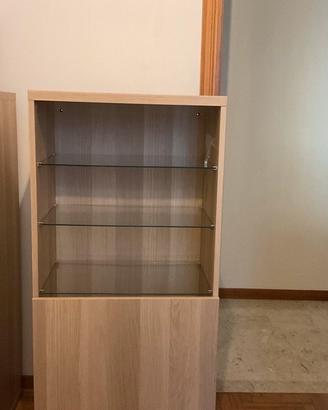 Besta, Ikea. In legno con 4 ripiani in vetro.