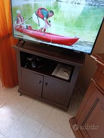 Mobile porta tv con rotelle pratico ed elegante