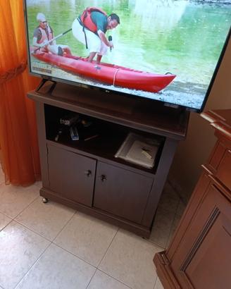 Mobile porta tv con rotelle pratico ed elegante