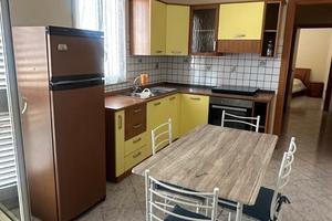 Trivani arredato con posto auto