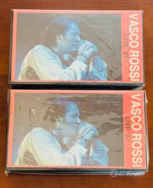 VASCO ROSSI 2 VHS AUTOGRAFATE. LEGGI DESCRIZIONE..