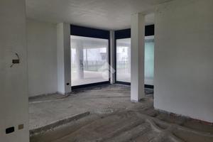 NEGOZIO A GRUMELLO DEL MONTE