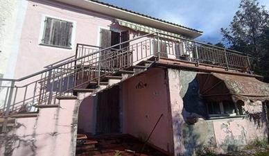 Immobile in asta di 266 m² con 5 locali a Sarzana