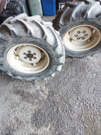 Gome . cerchio pneumatici. Trattore