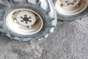 Gome . cerchio pneumatici. Trattore