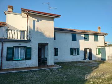 Villa bifamiliare accostata da ristrutturare