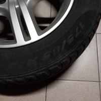 4 gomme con cerchi in lega