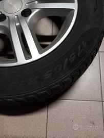 4 gomme con cerchi in lega