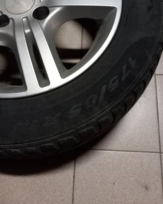 4 gomme con cerchi in lega
