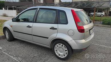 Auto FIESTA 5 PORTE  grigio metallizzato