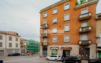 Cinque locali con doppi servizi in centro