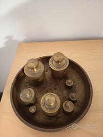 Pesi antichi per bilancia con piatto bilancia 