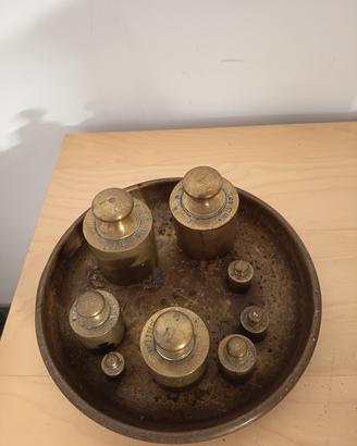 Pesi antichi per bilancia con piatto bilancia 