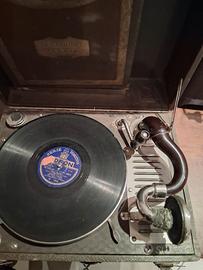 grammofono d'epoca con braccetto rotto