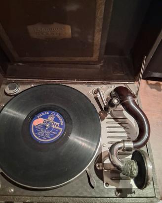 grammofono d'epoca con braccetto rotto