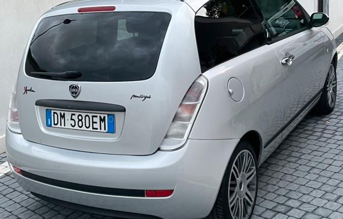 Lancia Y momo design