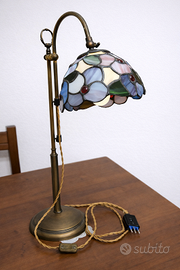 Lampada stile Tiffany in vetro colorato e ottone