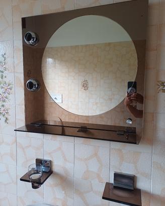 Specchio più  accessori.