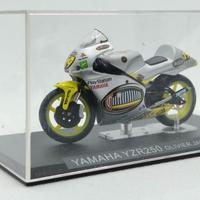 Modellino Moto Yamaha YZR250 Oliver Jacque 2000