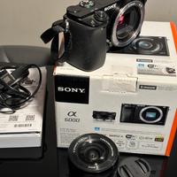 Sony a6000 con obiettivo kit 16-50mm e accessori