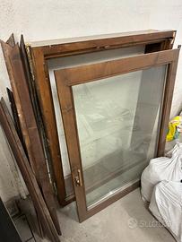 Finestra in legno con doppio vetro