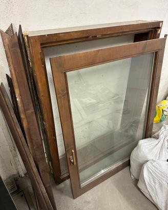Finestra in legno con doppio vetro