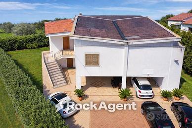 Villa di 294 m² con più di 5 locali e box auto dop